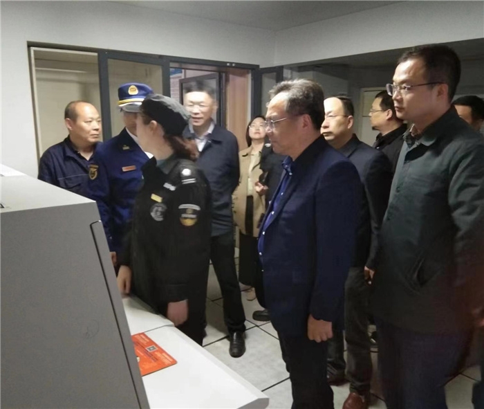 4月28日县委书记张晓辉亲自带领相关职能部门对金源华府的消防安全工作进行检查！